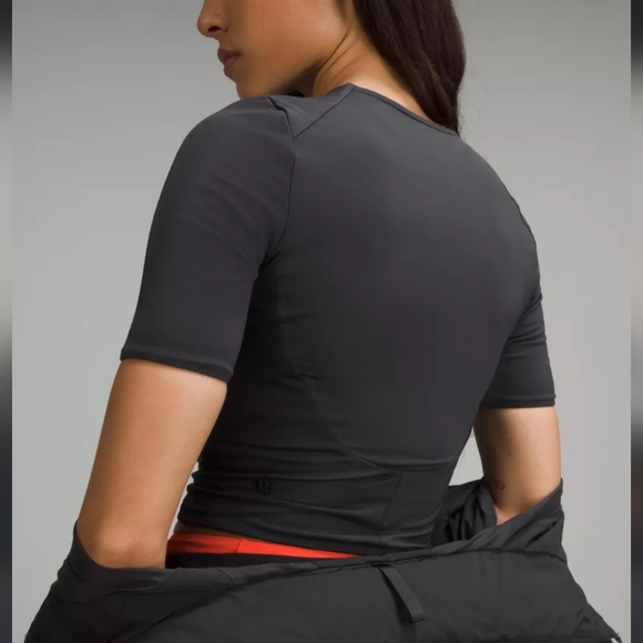 Lululemon Tight Fit Lined T shirt in black - Picture 3 of 5